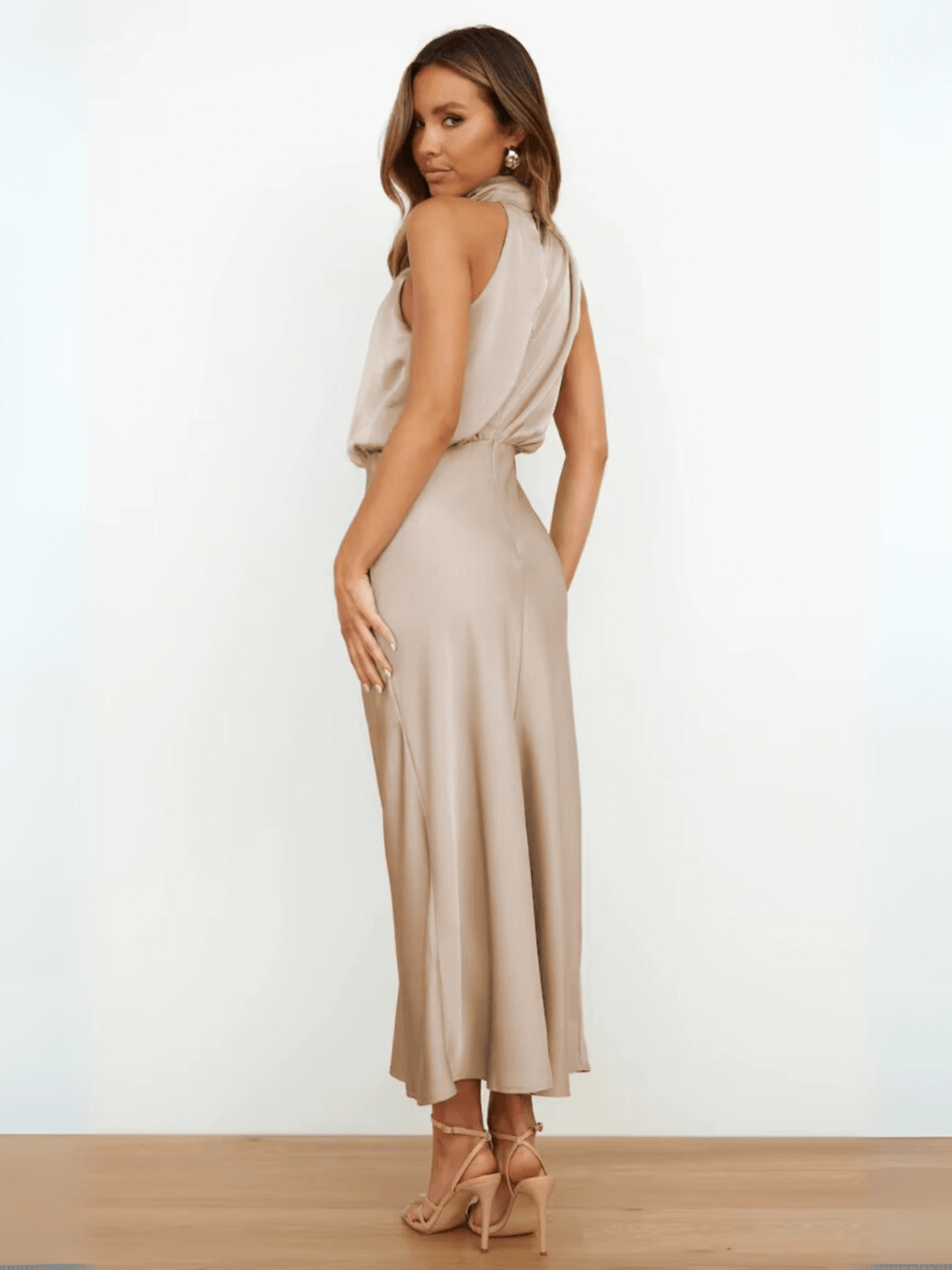 Vestido Midi Acetinado Acinturado com Gola Alta Drapeada Elegante – Rayca